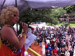 Chuva atrapalha, mas não desanima participantes da 5ª Parada LGBT em Maringá